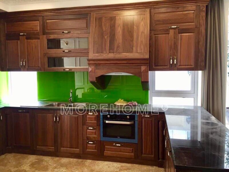 Nếu bạn đang tìm kiếm một hình ảnh thực tế của một tủ bếp tân cổ điển bằng gỗ tự nhiên, hãy dành thời gian để xem xét công trình thi công tủ bếp biệt thự của Morehome.